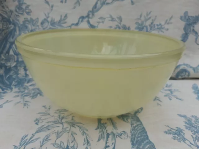 Pyrex Pastel Yellow Mixing Bowl 3 PINT 60's Vintage Sprayware