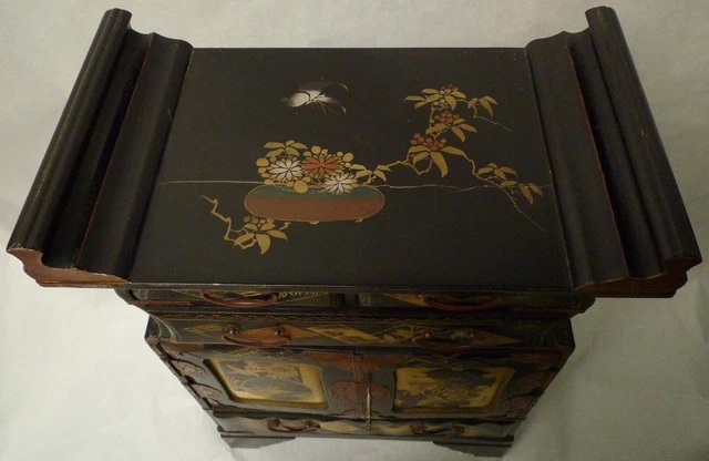 Cabinet en bois laqué richement décoré, Japon, période Meiji XIXème 7