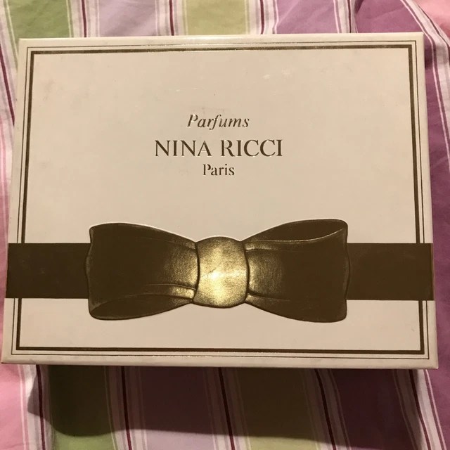 String Millesia Nina Ricci - Taille FR4/EUR4, Couleur Nacre, Dentelle, Neuf Avec étiquettes