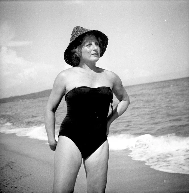 Jeune homme en maillot de bain sur la plage | Photo Gratuite