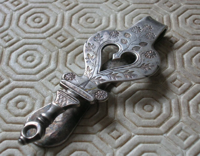 Clavette (chatelaine) Ancienne - Fin Du XIXe Siècle - Plaqué Or, à Clapet - Poinçonné - Accessoire Vintage Français - Occasion En Très Bon état