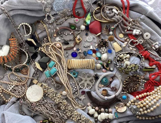 Huge Job-lot Of Vintage & Modern Broken Jewellery. Spares / Repair. 120+ pieces