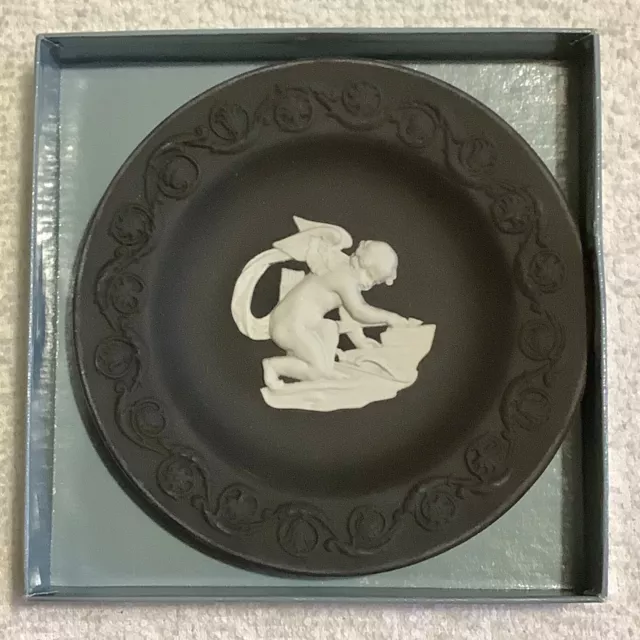 WEDGWOOD Jasper Ware Cupid S/B Round White On Black Tray Plate As New In Box