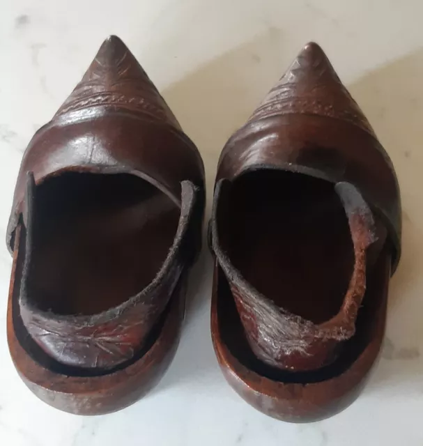 ancienne paire de sabots d'enfant en bois sculpté et cuir - Boutou coat Bretagne