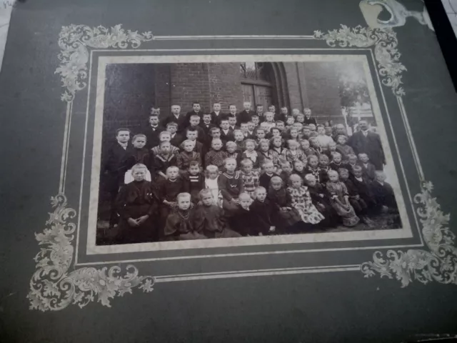 Großes altes Foto auf Schmuckkarton -Schulklasse vor Kirche ca. 1910-20 -Breslau