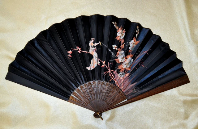Abanico Con Varillaje En Madera Y Pais Pintado Sobre Seda. Circa 1900