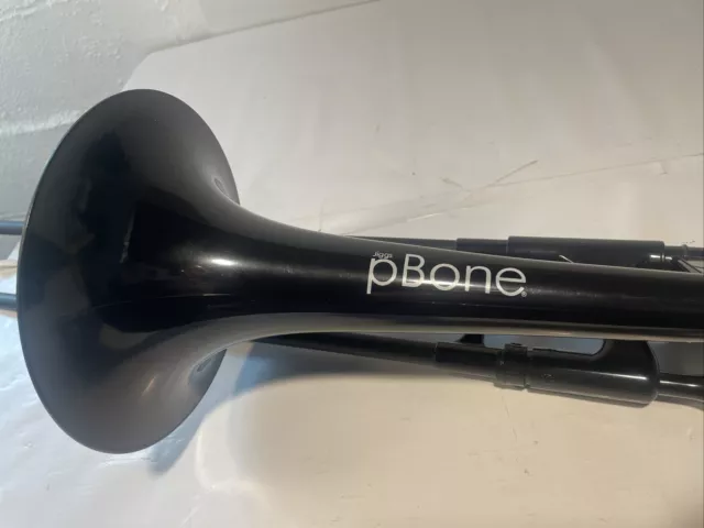 Trombón de plástico Jiggs pBone color negro viene con estuche.