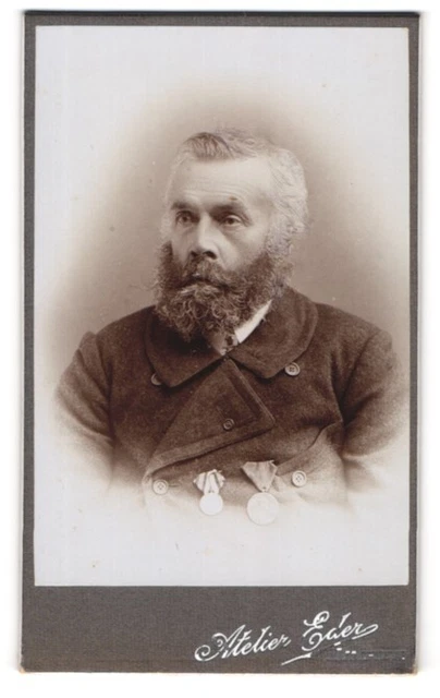 Fotografie Atelier Eder, Kempten, älterer Herr im Anzug mit Orden und Vollbart