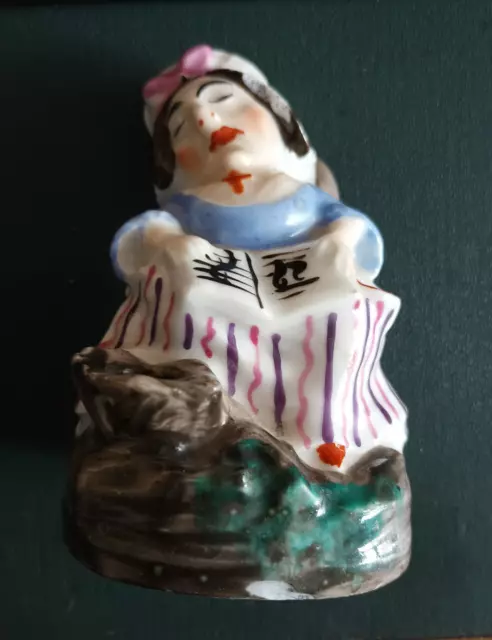 ancien encrier / plumier en porcelaine de vieux Paris 19ème femme endormie