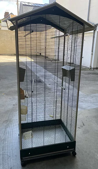 Une cage à oiseaux, volière pour intérieur ou extérieur, colombes, petite poule,