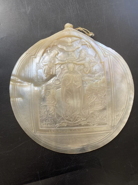 Pendentif/Broche Camée En Forme De Coquillage à Motifs Floraux De Naples Cadre En Or 18 Carats Italie Années 1950