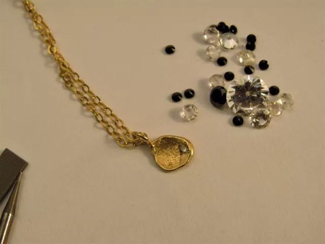 Collier diamant or. Collier en or jaune massif 14k avec petit diamant.