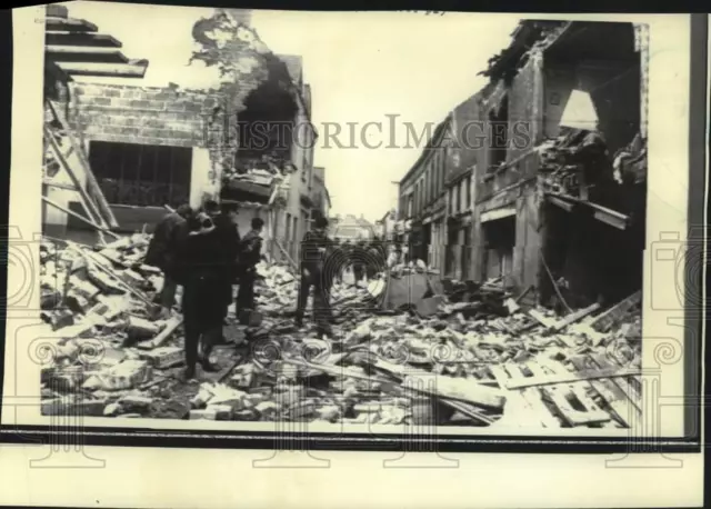 1972 Press Photo Soldiers and firemen examine bomb blast in Carrickfergus