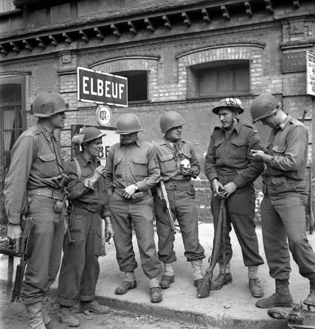 WW2  Photo WWII Canadian & American Troops Elbeuf France  World War Two / 1630