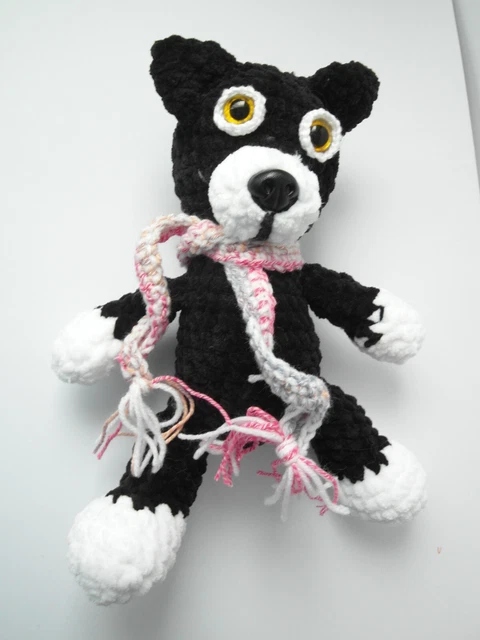 Amigurimi Katze schwarz-weiß 25 cm hoch mit Schal undSicherheitsaugen Handarbeit