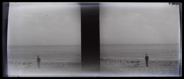 France Famille Plage c1935 Photo NEGATIVE Stereo Plaque verre Vintage V36L2n5