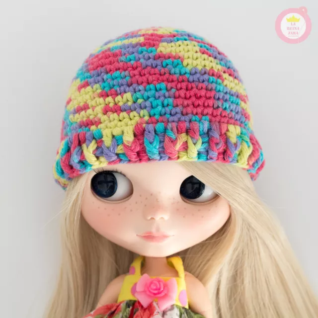 Gorro multicolor para muñeca Blythe hecho a crochet