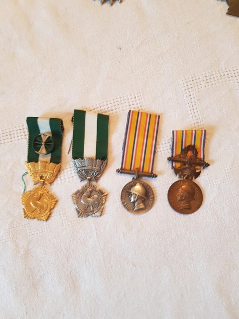 Lot De Médailles Et Casques émaillés Sapeurs-Pompiers Du Var (Draguignan) – Rare, Années 80