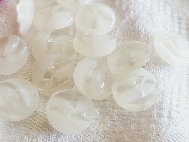 Lot 17 PETITS Boutons vintage blanc transparent  à trous 1,3 cm ref 603