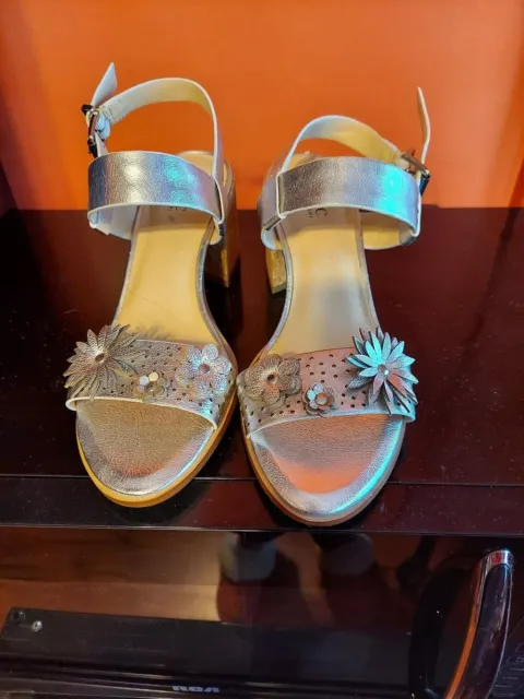 NWOB Isaac Mizrahi New York Silver Leather Floral Design Heeled Sandals 7.5M
