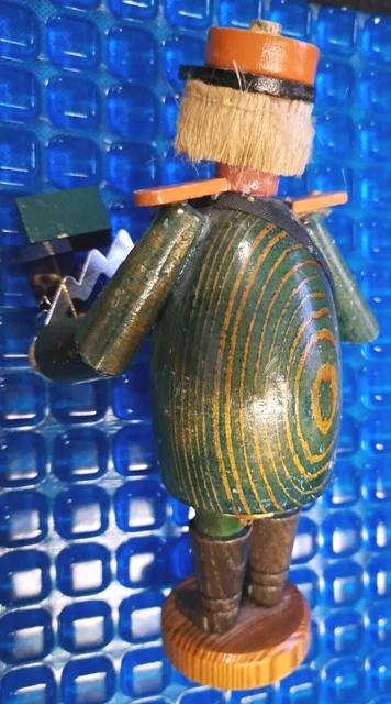 Räuchermännchen mit Geschenken, ca. 17,5 cm hoch, alt, geklebt, nur als Deko 5
