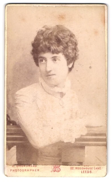 Fotografie R. Broadhead, Leeds, 82, Woodhouse Lane, Junge Dame mit moderner Fri