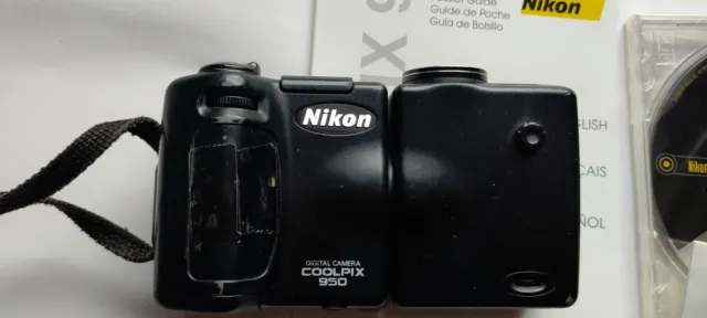 Nikon Coolpix E950 für Bastler/ Blitzlicht defekt mit Gebrauchsspuren am Gehäuse 9
