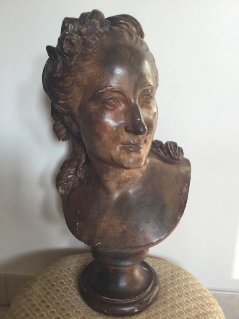 Buste de femme en plâtre patiné signé