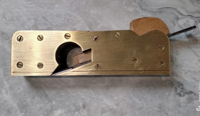 Ancien Rabot En Bois Et Laiton Pour Menuisier - Outil Art Populaire