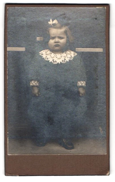 Fotografie unbekannter Fotograf und Ort, Portrait kleines Mädchen im Kleid mit