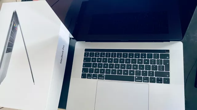 Apple MacBook Pro 2018 Intel Core i7 8a gen. 16 GB 512 GB unità di memoria a stato solido senza alimentazione