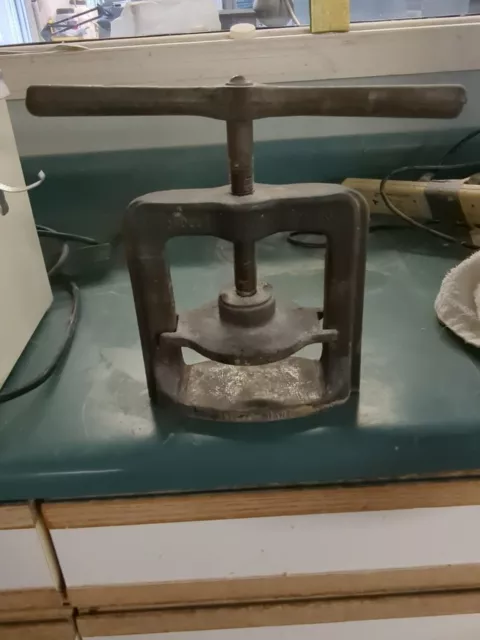 Handler Denture Flask Press