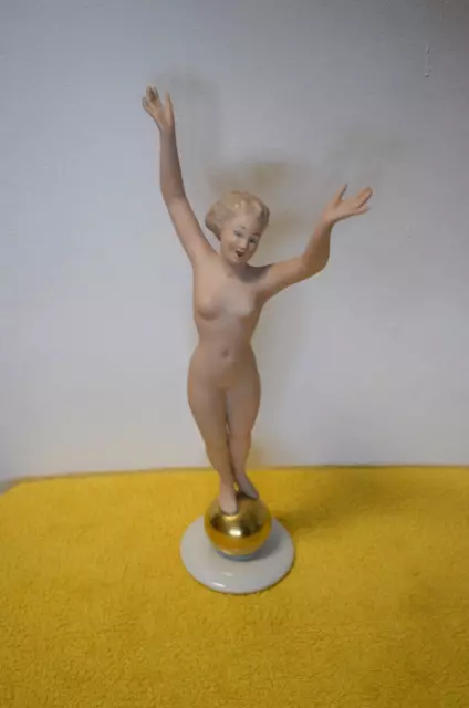 Wallendorf Porzellan Figur Akt Frau auf goldener Kugel Vintage