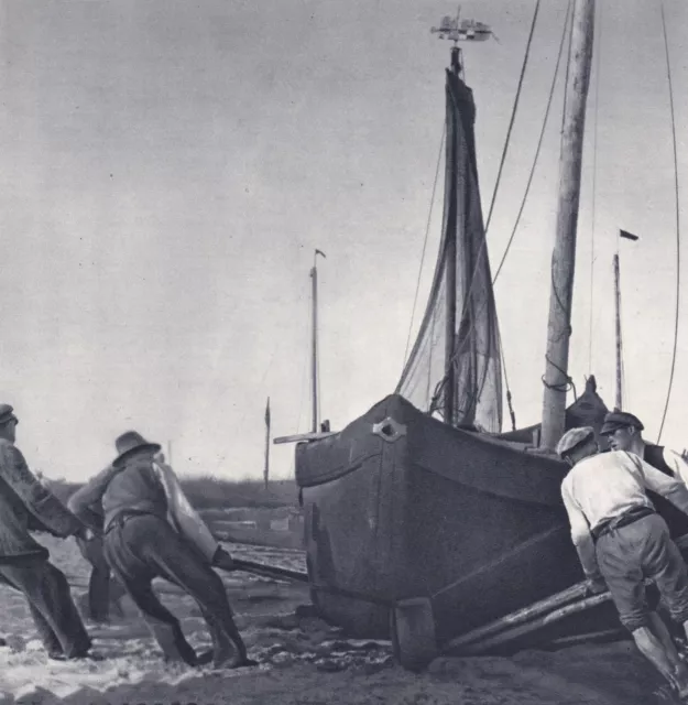 Ein Keitelkahn wird zur Reparatur an Land gewuchtet (Ostpreußen) 1936