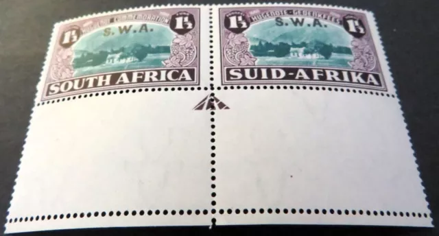 South West Africa George VI - 1939 Gutter Pair Stamp 1.5d + 1.5d - SG: 113 - MLH