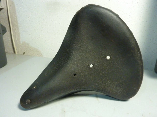 ancienne selle de vélo d'enfant en cuir marque BIQUET cycle
