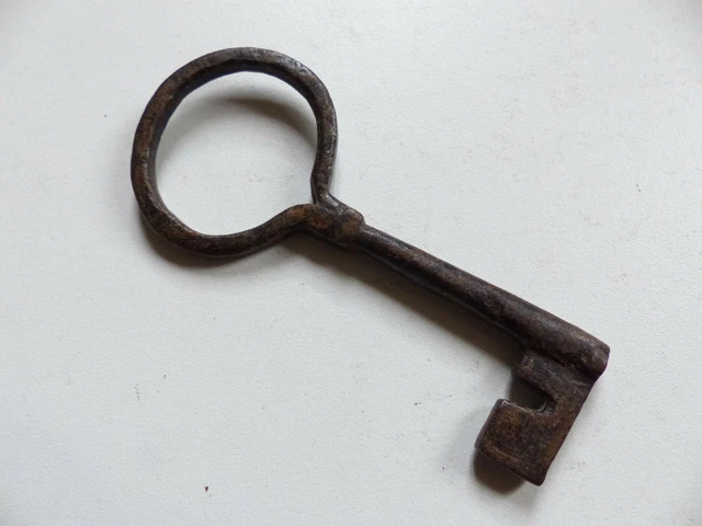 BELLE CLE CLEF ANCIENNE en FER FORGE EPOQUE ? ANTIQUE KEY ( #8 )