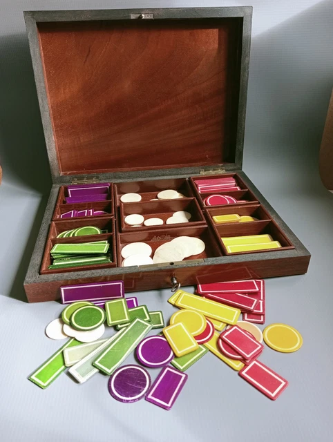 Coffret boite ancienne XIXe contenant des jetons en os décorés jeu