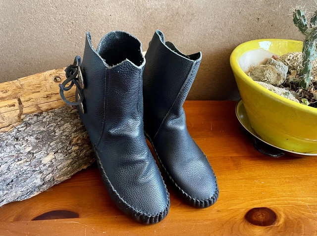TAOS MOCCASIN COMPANY vintage women's moccasin black leather boots
