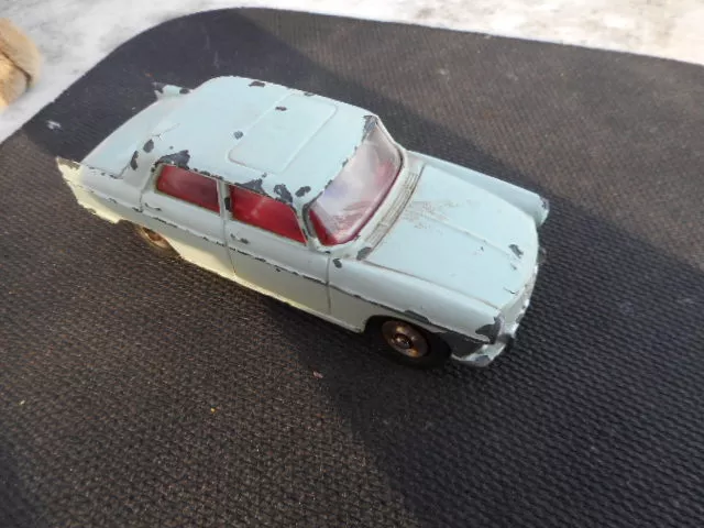 dinky toys  made in France 404 Peugeot berline n°553