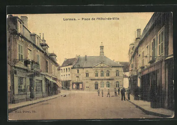 CPA Lormes, Place de l´Hotel-de-Ville