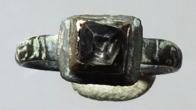 Jolie bague médiévale / royale en bronze avec verroterie transparente