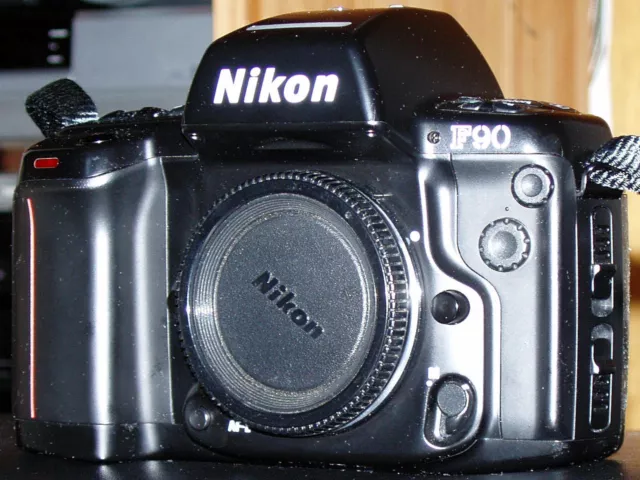 Nikon F90 Gehäuse mit Multifunktionsrückwand MF-26, neuwertiger Zustand