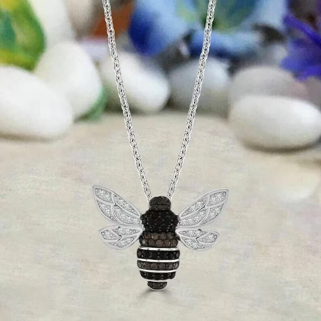 Pendentif Abeille Miel Diamant Simulé Coupe Ronde 1.50 Ct Plaqué Or Blanc 14k
