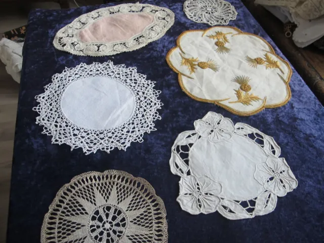 Lot De 6 Napperons Broderie Main  L'un Au Fil D'ord Une Autre Epoque En Bon Etat