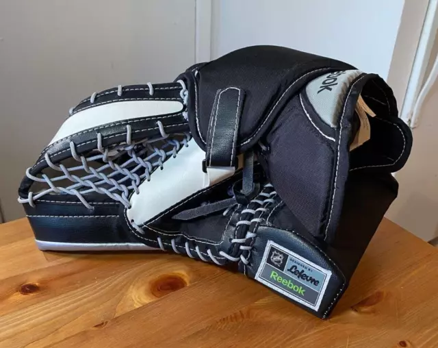 Reebok Youth 7000 YT Ice Hockey Goalie Catcher Glove Right Hand White Lefevre Reebok Youth 7000 YT Ice Hockey Goalie Catcher Glove Right Hand White Lefevre
