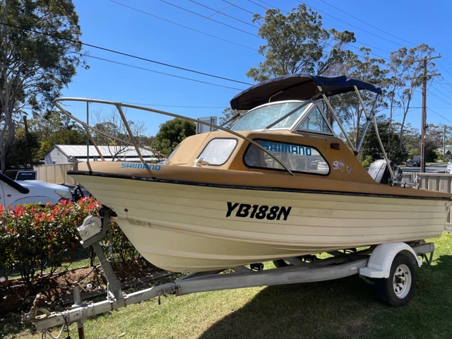 Fibreglass half cabin fishing boat Fibreglass half cabin fishing boat