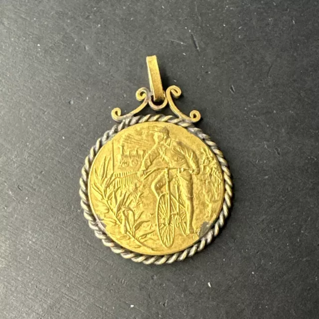 Ancien Pendentif Médaille Plaquer Or Breloque Art Déco nouveau cyclisme