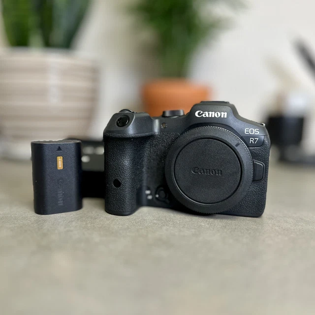 CANON EOS R7 Mirrorless APSC Camera + 4K Video 32.5 MP CMOS Sensor