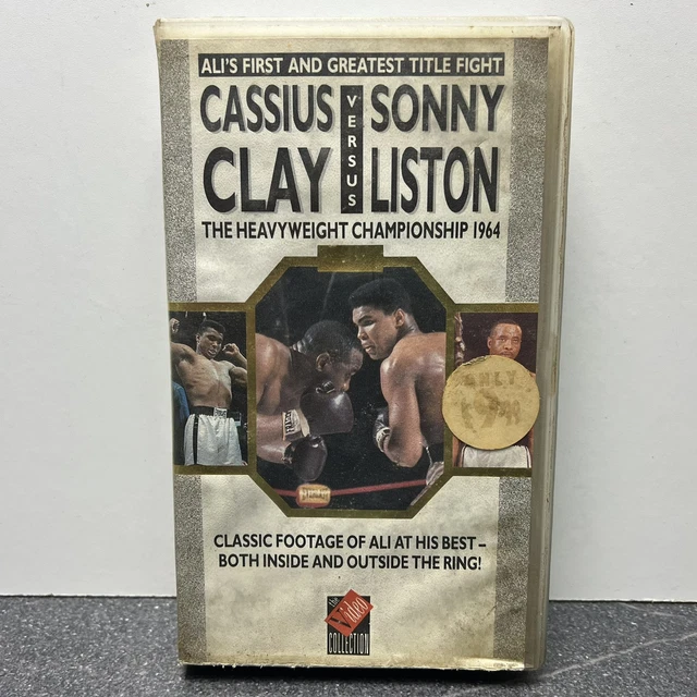 Sonny Liston in action lands a left jab vs Cassius Clay at the... News Photo - G